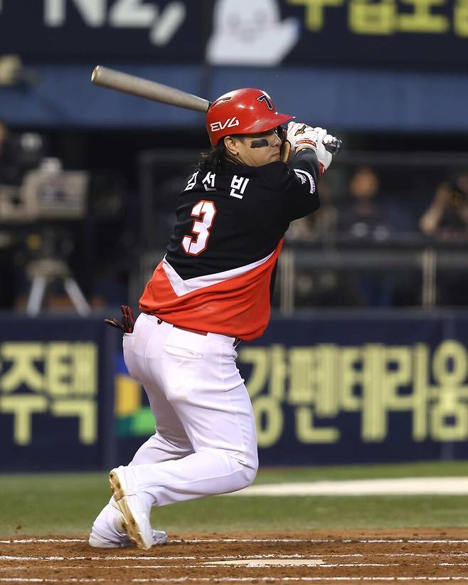 ▲ 6회 주루 도중 박계범과 충돌하며 곧바로 병원으로 향해 봉합술을 받는 김선빈 ⓒKIA타이거즈