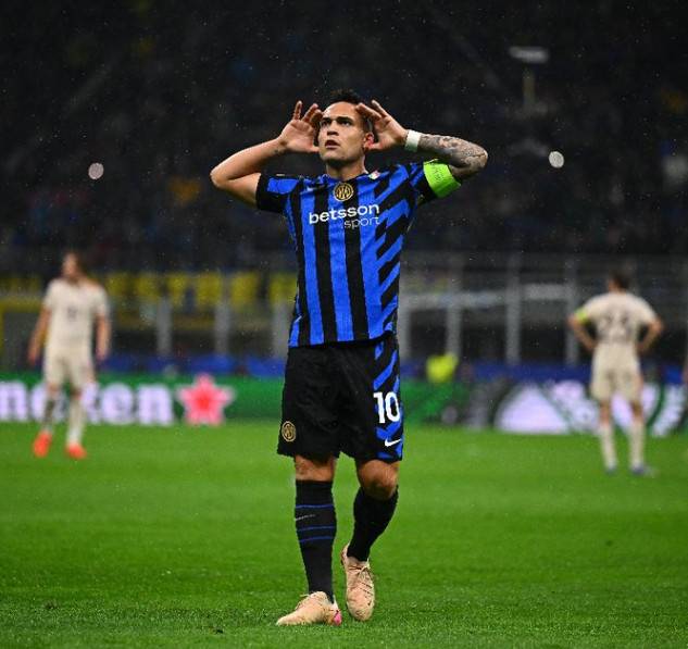 라우타로 마르티네스가 17일(한국시간) 이탈리아 밀라노의 주세페 메아차에서 열린 인터밀란과의 '2024~2025시즌 유럽축구연맹(UEFA) 챔피언스리그(UCL)' 8강 2차전 승리 후 기뻐하고 있다. /사진=인터밀란 공식 SNS 갈무리