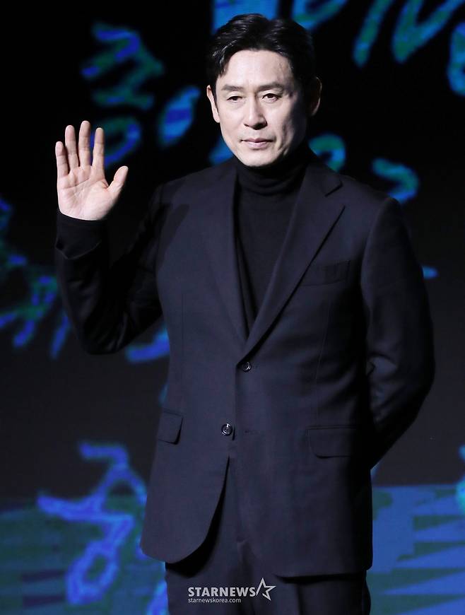 배우 설경구가 17일 오전 서울 영등포구 여의도동 콘래드 서울에서 진행된 디즈니+ 오리지널 시리즈 '하이퍼나이프' 제작발표회에 참석해 포즈를 취하고 있다.  '하이퍼나이프'는 과거 촉망받는 천재 의사였던 '세옥'이 자신을 나락으로 떨어뜨린 스승 '덕희'와 재회하며 펼치는 치열한 대립을 그린 메디컬 스릴러. 오는 19일 공개. 2025.03.17 /사진=김창현 chmt@