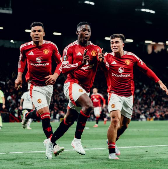 골을 넣고 기뻐하는 코비 마이누(가운데). /사진=맨유 공식 SNS 갈무리