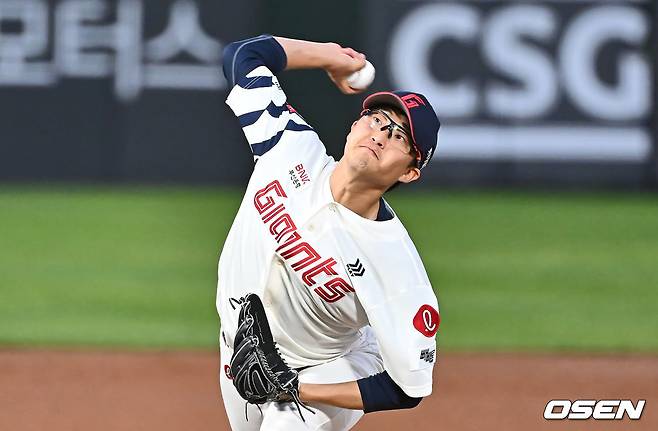 박세웅이 18일 키움전 역투를 펼치고 있다.