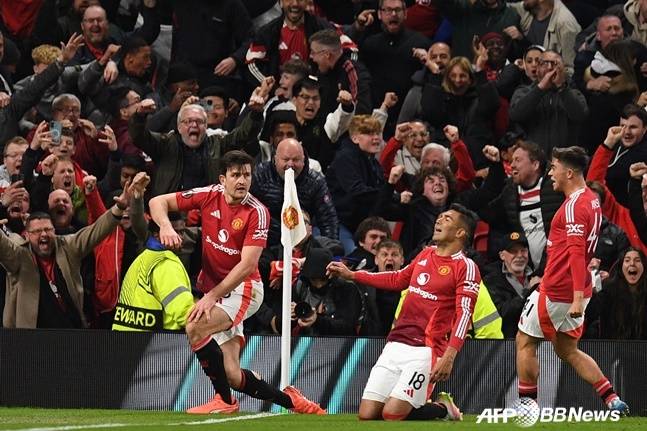 해리 매과이어(가장 왼쪽)가  18일(한국시간) 영국 맨체스터의 올드 트래퍼드에서 열린 맨유 대 리옹의 '2024~2025 유럽축구연맹(UEFA) 유로파리그(UEL)' 8강 2차전에서 골을 넣고 기뻐하고 있다. /AFPBBNews=뉴스1