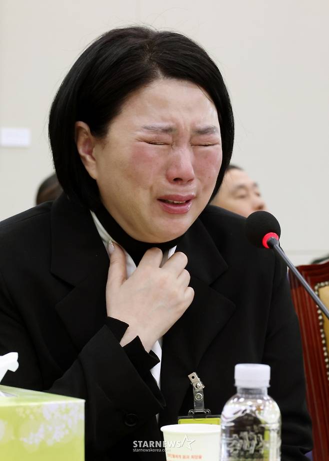 [서울=뉴시스] 조성우 기자 = 18일 서울 여의도 국회에서 고 오요안나 MBC 기상캐스터 사망 사건 관련 현안질의 등을 위해 열린 과학기술정보방송통신위원회 전체회의에서 고 오요안나 어머니 장연미 씨가 눈물을 흘리며 의원 질의에 답변하고 있다. 오른쪽부터 박미나 MBC 경영본부장, 이진숙 방송통신위원장, 고 오요안나 씨의 어머니 장연미 씨. 2025.04.18. xconfind@newsis.com /사진=조성우