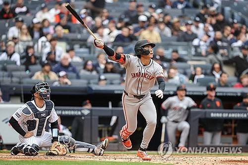 샌프란시스코는 18일 오전 5시5분 미국 펜실베니아주 필라델피아의 시티즌스 뱅크 파크에서 열리는 2025 미국프로야구 메이저리그(MLB) 정규시즌 필라델피아 필리스와의 원정 경기를 앞두고 선발 라인업을 발표했다. 발표된 라인업엔 최근 들어 3번 타자 중견수로 고정 출전하던 이정후의 이름이 사라졌다. 이정후는 전날 필라델피아 원정 경기에서 3번 타자 중견수로 선발 출전해 5타수 2안타, 2타점, 2득점을 기록하고 경기 종료 후 MLB 사무국이 선정한 경기 최우수선수(MVP)가 됐다. 시즌 타율은 전날 0.333에서 0.338로 올랐다. 타율 8위, 장타율 6위(0.647)를 달리고 있다. 출루율과 장타율을 더한 OPS는 1.042로 8위다. 연합뉴스