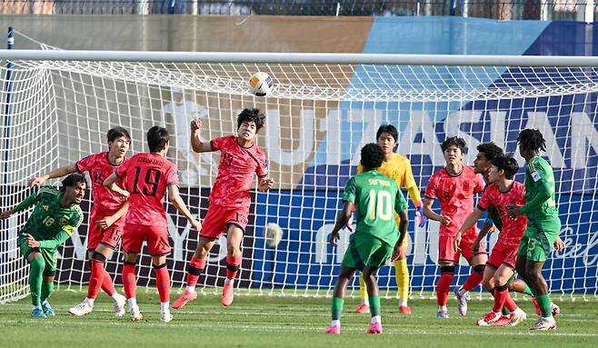 백기태 감독이 이끄는 대한민국 U-17. 축구 국가대표팀이 18일(한국시간) 사우디아라비아 타이프에 있는 오카즈 스타디움에서 열린 사우디아라비아와의 2025 AFC U-17 아시안컵 준결승에서 1-1 무승부 후 승부차기 끝에 패해 탈락했다. AFC