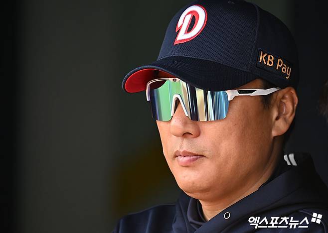 18일 오후 서울 송파구 잠실야구장에서 열리는 '2025 신한 SOL Bank KBO리그' KIA 타이거즈와 두산 베어스의 경기, 두산 이승엽 감독이 최민석의 불펜 피칭을 지켜보고 있다. 잠실, 김한준 기자