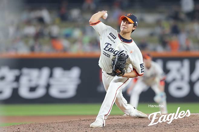 한화 투수 정우주는 18일 대전한화생명볼파크에서 열린 '2025 신한 SOL Bank KBO 리그' NC와 정규시즌 첫 번째 맞대결에서 구원 등판했다. 1⅔이닝 3탈삼진 무실점으로 팀 승리에 힘을 보탰다. 한화 이글스