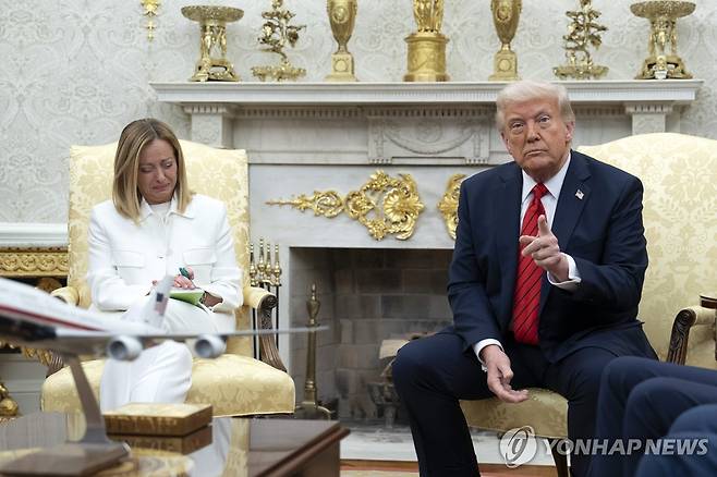 트럼프 미국 대통령(오른쪽)과 멜로니 이탈리아 총리 [워싱턴 EPA=연합뉴스. 재판매 및 DB 금지]