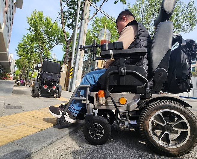 2㎝ 낮은 턱도…전동휠체어엔 불편 [촬영 홍성란 활동지원사]