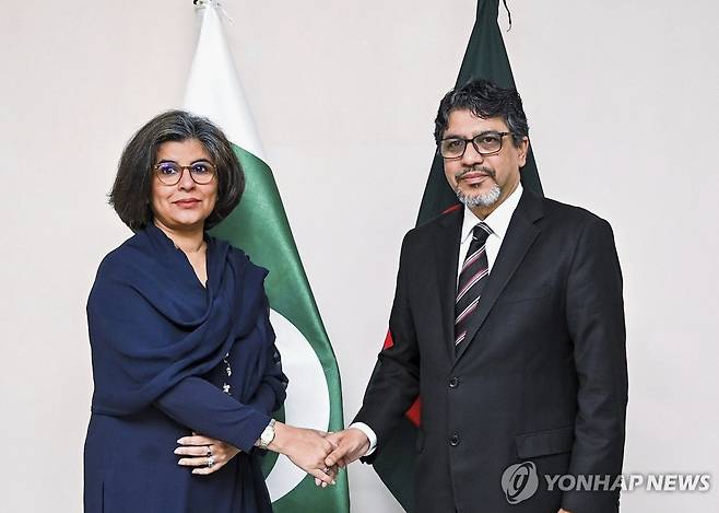 방글라데시 파키스탄 외교 회담 (다카 AP=연합뉴스) 자심 우딘 방글라데시 외교부 차관(오른쪽)과 암나 발로흐 파키스탄 외교부 차관이 17일 방글라데시 수도 다카에서 만나 악수하고 있다. 2025.4.18. photo@yna.co.kr