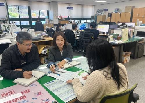 귀농귀어 정책 설명하는 송윤희(중앙) 귀촌지원팀장 [완도군 제공·재판매 및 DB 금지]