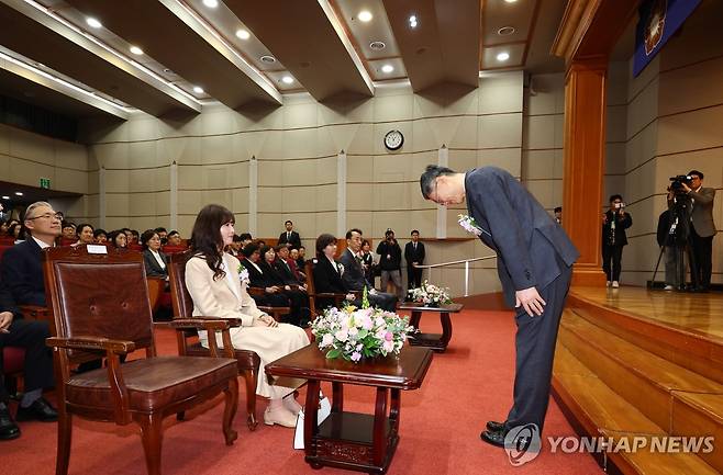 인사하는 문형배 헌재 소장 권한대행 (서울=연합뉴스) 김인철 기자 = 문형배 헌법재판소장 권한대행이 18일 서울 종로구 헌법재판소에서 열린 퇴임식에서 인사하고 있다. 2025.4.18 yatoya@yna.co.kr