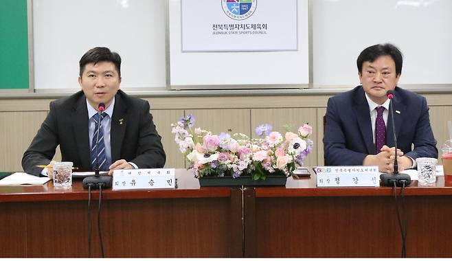유승민 대한체육회장과 정강선 전북체육회장  [전북자치도체육회 제공. 재판매 및 DB 금지]