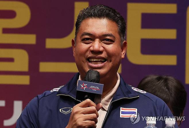 질문에 답하는 키아티퐁 감독 (화성=연합뉴스) 홍기원 기자 = 18일 경기도 화성시 롤링힐스 호텔에서 열린 '2025 한국ㆍ태국 여자배구 올스타 슈퍼매치' 미디어데이에서 태국 키아티퐁 감독이 질문에 답하고 있다. 2025.4.18 xanadu@yna.co.kr