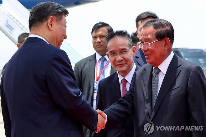 시진핑 캄보디아 도착…훈 센 전 총리와 악수 시진핑 중국 국가주석(왼쪽)이 지난 17일(현지시간) 캄보디아 프놈펜에 도착, 훈 센 전 캄보디아 총리와 악수하고 있다. 2025.04.18
[AFP 연합뉴스 자료사진. 재판매 및 DB 금지]
