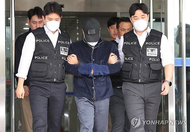 일가족 5명 살해한 50대 가장 영장심사 (용인=연합뉴스) 홍기원 기자 = 부모와 처자식 등 일가족 5명을 살해해 살인 및 존속살인 혐의로 구속영장이 청구된 50대 가장 A씨가 17일 구속 전 피의자 심문(영장실질심사)에 출석하기 위해 경기도 용인동부경찰서 유치장에서 나오고 있다. 2025.4.17 xanadu@yna.co.kr