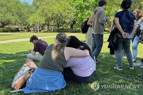 17일(현지시간) 총격사건이 발생한 미국 플로리다 주립대의 학생들 [플로리다주 AP=연합뉴스 재판매 및 DB금지]