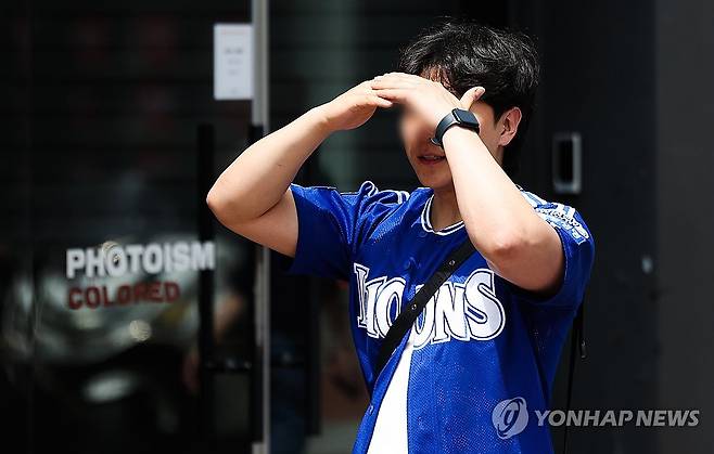 뜨거운 햇볕 (대구=연합뉴스) 윤관식 기자 = 영남권 일부 지역 낮 최고기온이 30도에 육박하며 초여름 날씨를 보인 18일 대구 중구 동성로에서 한 시민이 손으로 햇볕을 가리며 이동하고 있다. 2025.4.18 psik@yna.co.kr