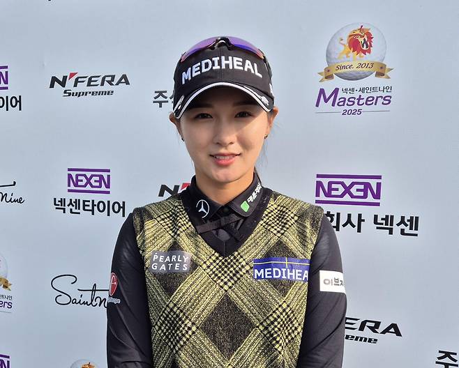포즈 취하는 박현경 (김해=연합뉴스) 김경윤 기자 = 프로골퍼 박현경이 18일 경남 김해 가야 컨트리클럽(파72·6천836야드)에서 열린  넥센·세인트나인 마스터즈 2025(총상금 9억원) 1라운드를 마친 뒤 포즈를 취하고 있다. 2025.4.18. cycl3@yna.co.kr