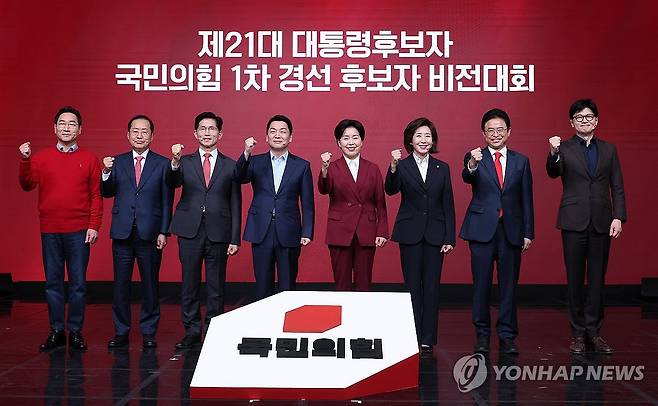 제21대 대통령후보자 국민의힘 1차 경선 후보자 비전대회 (서울=연합뉴스) 18일 서울 강서구 ASSA아트홀에서 열린 '제21대 대통령후보자 국민의힘 1차 경선 후보자 비전대회' 에 참석한 후보들이 기념촬영 하고 있다. 왼쪽부터 유정복, 홍준표, 김문수, 안철수, 양향자, 나경원, 이철우, 한동훈 후보. 2025.4.18 [국회사진기자단] photo@yna.co.kr