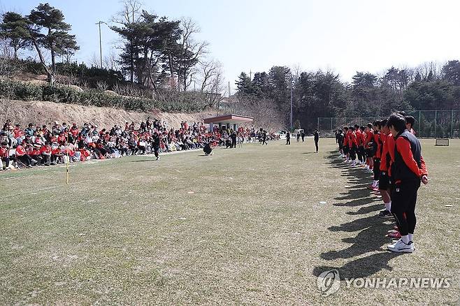 A매치 휴식기 맞아 팬들과 만난 강원FC [연합뉴스 자료사진]