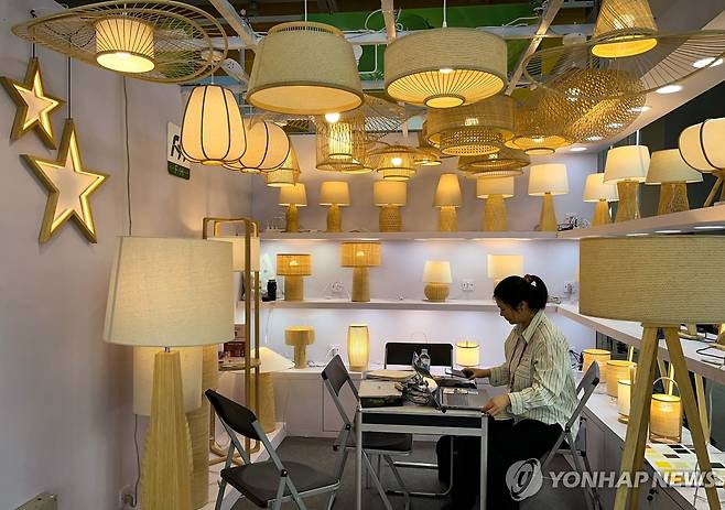 중국 '캔톤 페어'에 참가한 업체 부스 모습 [로이터 연합뉴스 자료사진. 기사 내용과 직접적 관계없음]