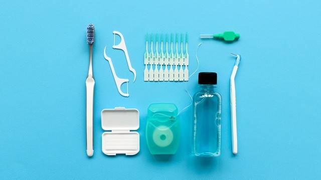 칫솔 외에 치실, 치간칫솔 등을 더 사용하면 구강 위생을 보다 효과적으로 개선할 수 있다｜출처:&nbsp;게티이미지뱅크