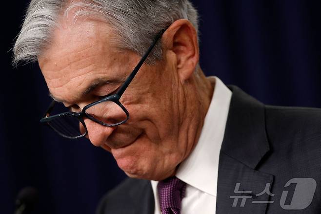 제롬 파월 미국 연방준비제도(Fed·연준) 의장이 19일(현지시간) 워싱턴에서 FOMC가 기준금리를 동결한 뒤 가진 기자회견 중 고개를 숙인 채 숨을 고르고 있다. 2025.03.20 ⓒ AFP=뉴스1 ⓒ News1 우동명 기자