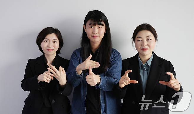 尹 탄핵 촉구 집회 수어통역사 정지은(왼쪽부터), 윤하원, 김홍남 씨가 18일 서울 종로구 뉴스1 본사에서 뉴스1과 인터뷰를 하고 있다. 세 사람이 수어로 '윤석열 대통령을 파면한다'를 표현하고 있다. 2025.4.18/뉴스1 ⓒ News1 박지혜 기자