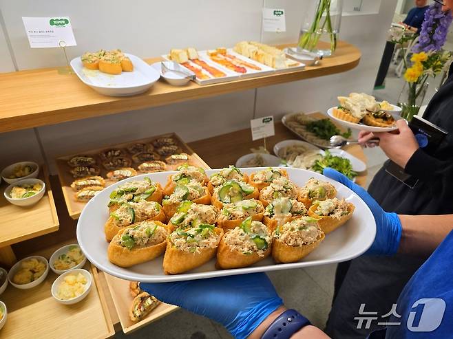 저탄소 식단 음식 중 비건 참치 샐러드 유부 초밥 ⓒ 뉴스1 황덕현 기자