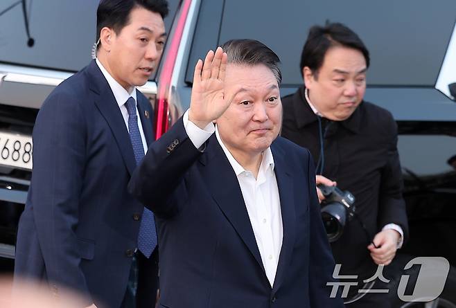 법원의 구속취소 청구 인용으로 석방된 윤석열 대통령이 3월 8일 오후 서울 용산구 한남동 대통령 관저 앞 지지자들에게 인사하고 있다. 2025.3.8/뉴스1 ⓒ News1 김성진 기자