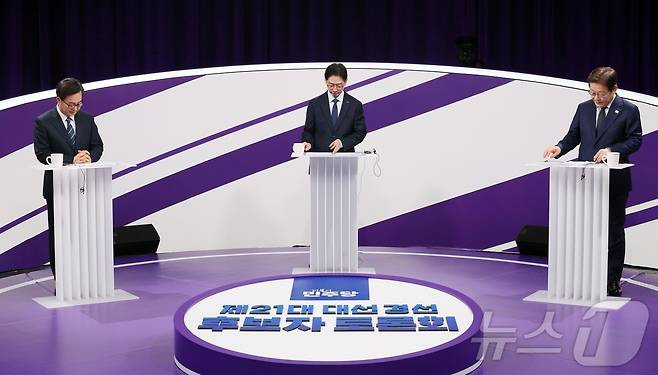 18일 저녁 상암MBC 스튜디오에서 열린 더불어민주당 대선 경선 후보자 첫 TV토론에 참석한 (오른쪽부터)이재명, 김경수, 김동연 후보자가 토론을 준비하고 있다. 2025.4.18/뉴스1 ⓒ News1 국회사진취재단