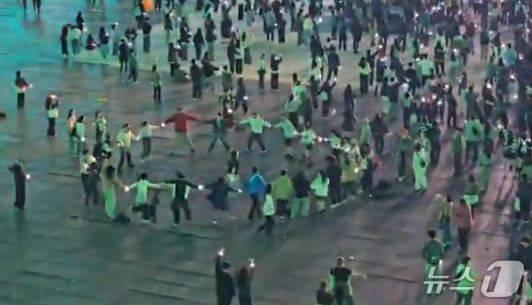 16일 콜드플레이 내한 콘서트 스탠딩 구역에 만들어진 강강술래 판. (X 갈무리)