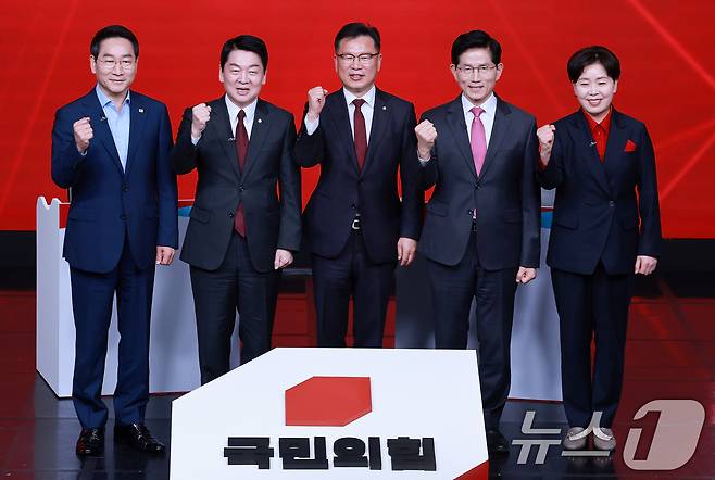 19일 오후 서울 강서구 ASSA아트홀에서 열린 국민의힘 '제21대 대통령후보자 1차 경선 조별 토론회’에 참석한 후보들이 이양수 사무총장과 기념 촬영을 하고 있다. 왼쪽부터 유정복, 안철수, 이양수 사무총장, 김문수, 양향자 후보. 2025.4.19/뉴스1 ⓒ News1 김진환 기자