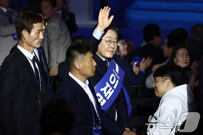 이재명 더불어민주당 대선 경선 후보가 19일 충북 청주체육관에서 열린 제21대 대통령선거 후보자 선출을 위한 충청권 합동연설회에서 입장하고 있다. 2025.4.19/뉴스1 ⓒ News1 김민지 기자