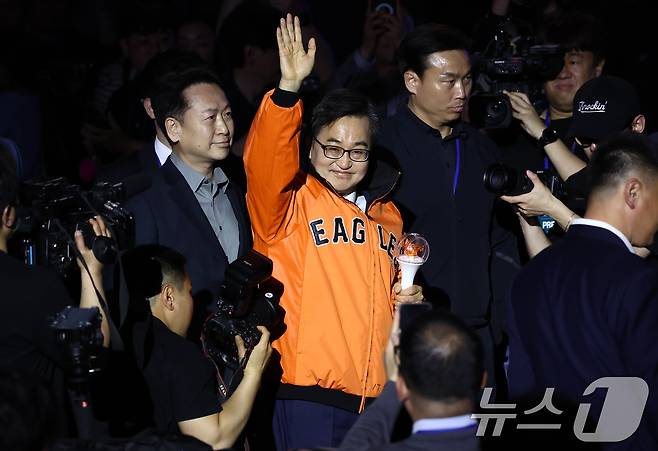 김동연 더불어민주당 대선 경선 후보가 19일 충북 청주체육관에서 열린 제21대 대통령선거 후보자 선출을 위한 충청권 합동연설회에서 입장하고 있다. 2025.4.19/뉴스1 ⓒ News1 김민지 기자