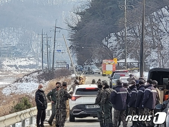 2022년 12월 26일 오전 11시 40분쯤 강원 횡성군 횡성읍 반곡리의 한 농지에 공군 제8전투비행단 KA-1 공격기가 추락한 가운데, 당시 공군이 현장을 통제하는 모습. 2022.12.26/뉴스1 ⓒ News1 신관호 기자