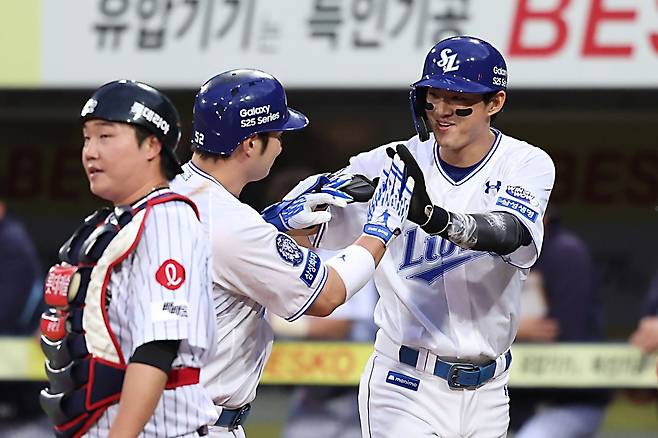 삼성 라이온즈 구자욱(오른쪽)과 박병호(가운데)는 19일 열린 KBO리그 대구 롯데 자이언츠전에서 나란히 홈런을 터뜨려 팀 대승을 이끌었다. (삼성 라이온즈 제공)