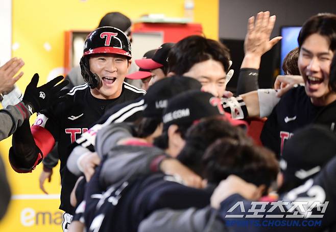 18일 인천 SSG랜더스필드에서 열린 KBO리그 SSG와 LG의 경기. 6회 LG 오지환이 SSG 박종훈을 상대로 솔로홈런을 날렸다. 더그아웃에서 동료들의 축하를 받고 있는 오지환. 인천=송정헌 기자songs@sportschosun.com/2025.04.18/