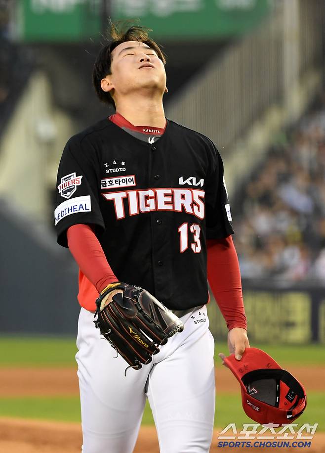 슬럼프에 빠진 윤영철이 두 눈을 질끈 감고 한숨을 내쉬고 있다.