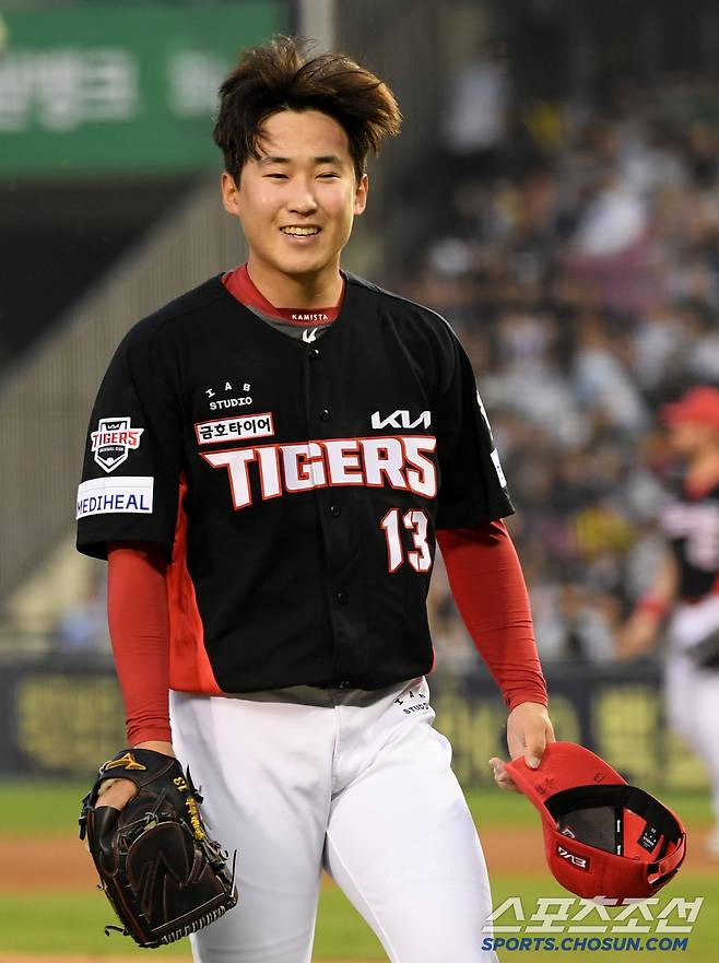 1회 흔들렸던 제구가 잡히자 2회 삼자범퇴로 이닝을 끝낸 윤영철을 활짝 웃었다.