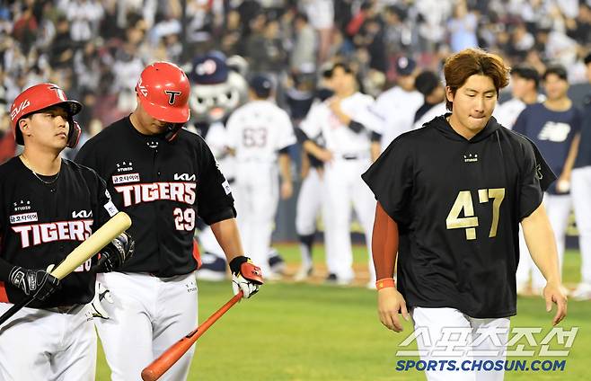 18일 잠실 두산전에서 패한 KIA 선수들이 그라운드를 빠져나가고 있다. 절대 1강으로 꼽혔는데 시즌 초반 힘든 일정을 보내고 있다. 박재만 기자