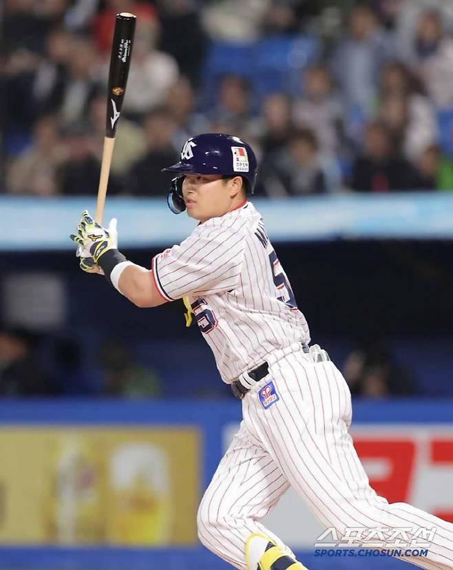 야쿠르트의 괴물타자 무라카미는 17일 한신전에 시즌 첫 출전했다. 8회 네 번째 타석에 첫 안타를 친 무라카미는 9회 1사 2루에서 헛스윙을 하고 갑자기 교체됐다. 옆구리 통증이 재발했다. 사진캡처=야쿠르트 스왈로즈 SNS