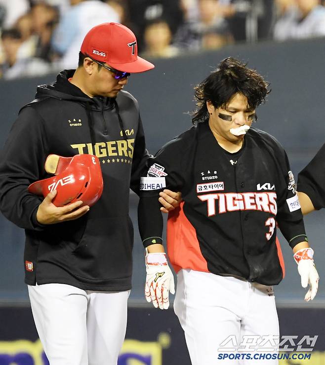 18일 잠실구장에서 열린 두산 베어스와 KIA 타이거즈의 경기. 6회초 무사 1루 KIA 김선빈이 기습 번트 후 1루로 향하는 과정에서 두산 박계범과 충돌한 뒤 교체되고 있다. 잠실=박재만 기자 pjm@sportschosun.com/2025.04.18/