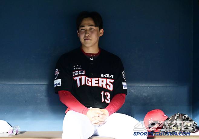 18일 잠실구장에서 열린 두산 베어스와 KIA 타이거즈의 경기. 3회말 2사 만루 KIA 선발 윤영철이 마운드에서 내려온 뒤 생각에 잠겨 있다. 잠실=박재만 기자 pjm@sportschosun.com/2025.04.18/