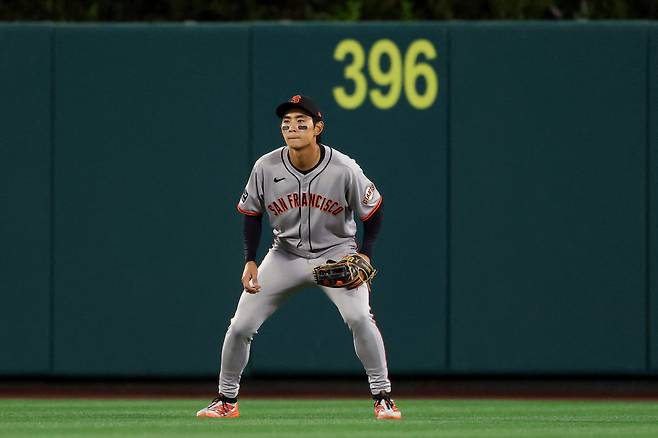 중견수 이정후가 5회 수비를 준비하고 있다. AFP연합뉴스