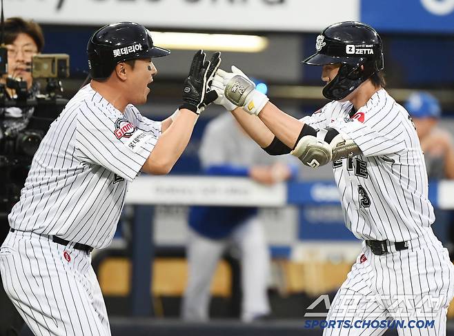 19일 대구 라이온즈파크에서 열린 롯데-삼성전. 4회초 무사 2루 전민재가 투런포를 친 후 환영받고 있다. 대구=정재근 기자 cjg@sportschosun.com/2025.4.19/