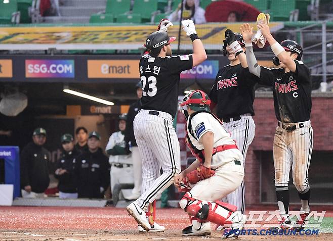 19일 인천 SSG랜더스필드에서 열린 KBO리그 SSG와 LG의 경기. 4회 3점 홈런을 날린 LG 오스틴. 인천=송정헌 기자songs@sportschosun.com/2025.04.19/