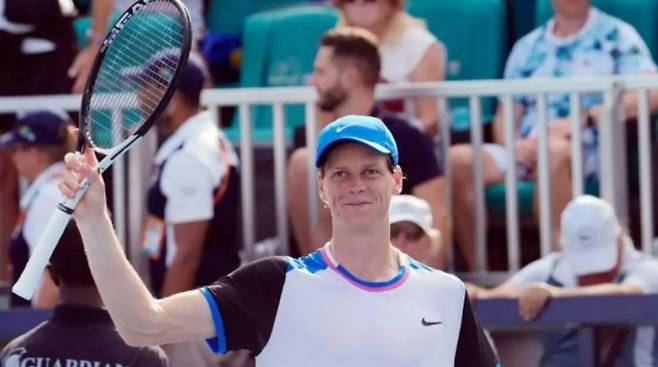 도핑 징계를 받고 있는 시너가 훈련을 재개했다.