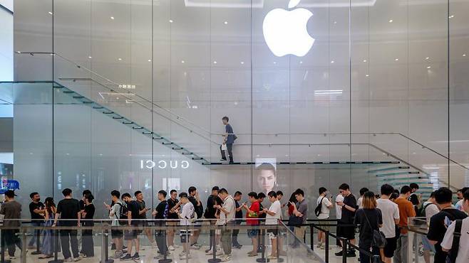 2024년 9월, 광저우 애플 매장에서 진행된 첫날 매장 판매 현장